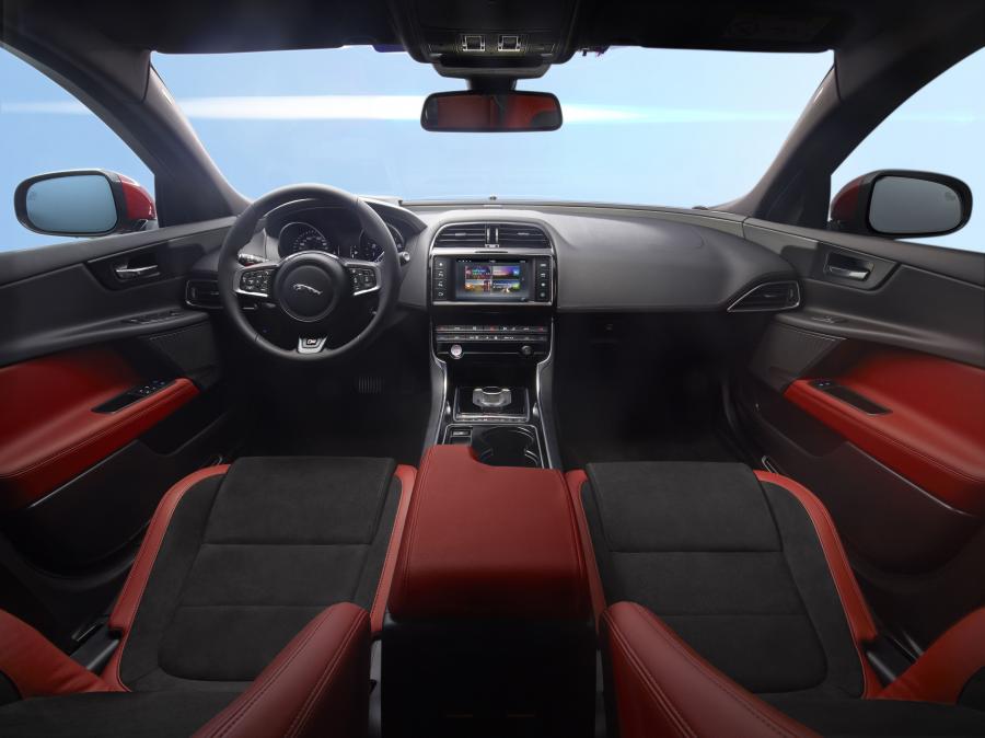  Jaguar XE S 2015 года  (фото 19 из 49)